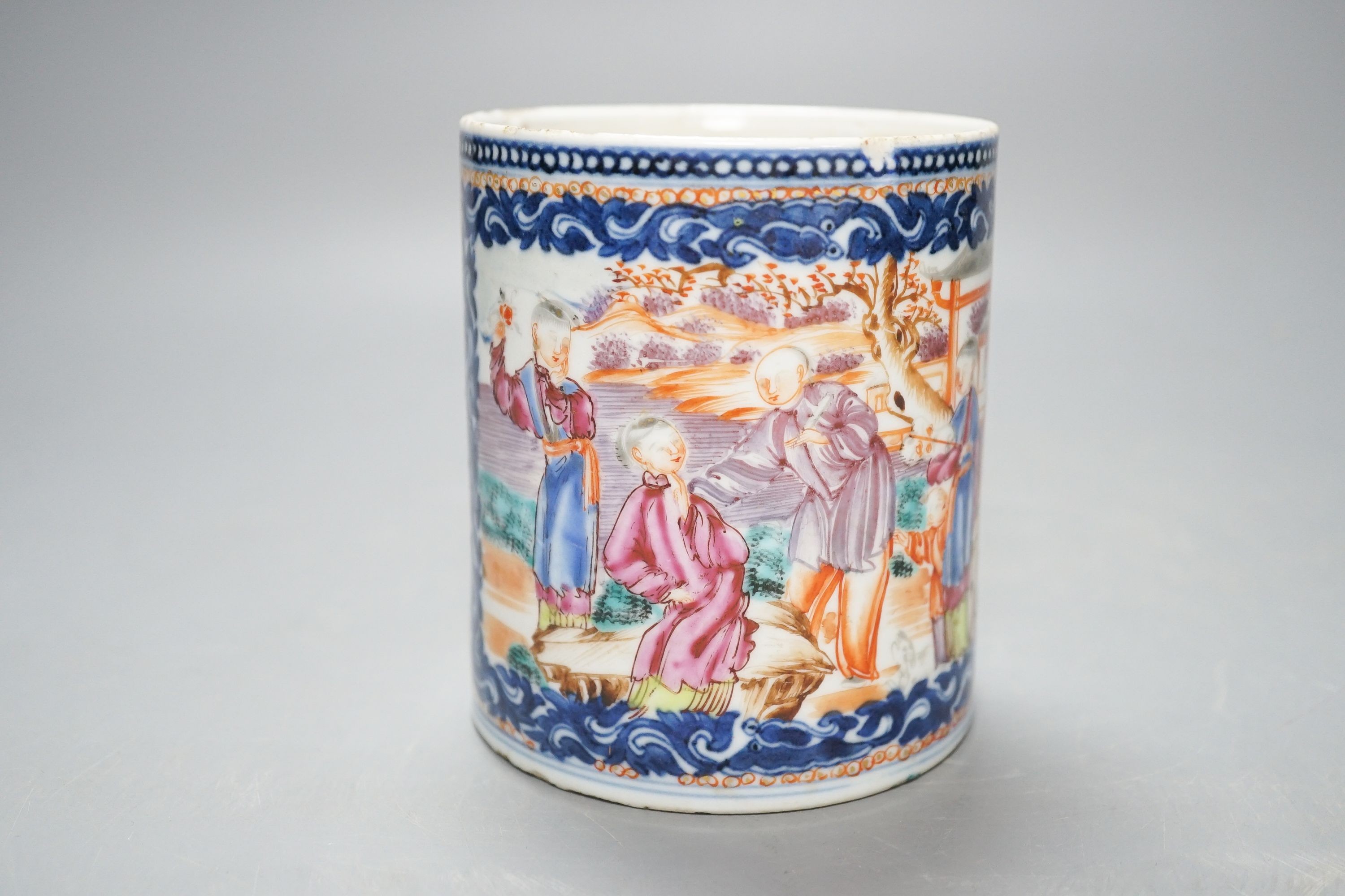 A Chinese export Mandarin pattern mug, Qianlong period, height 11cm